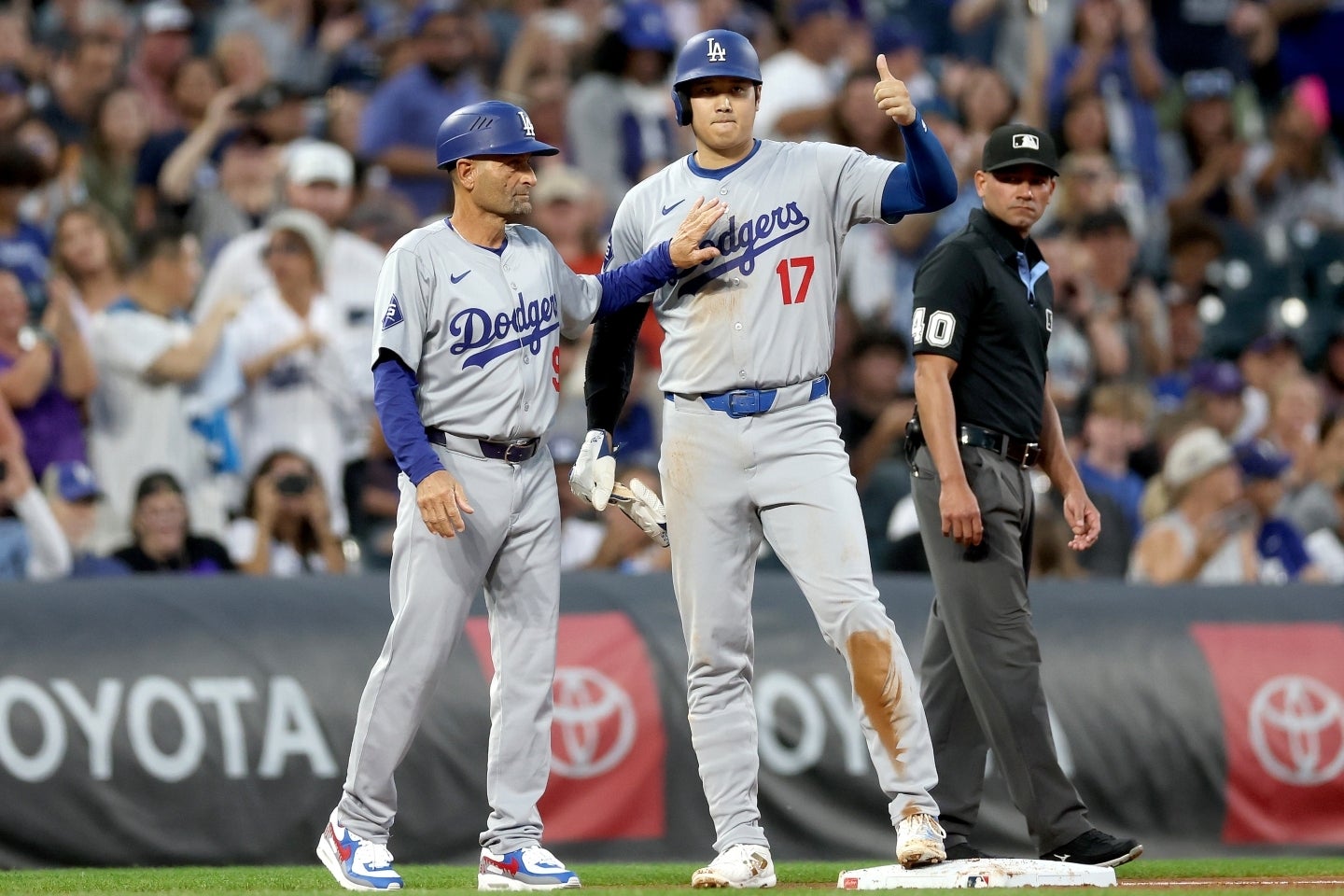 ドジャースでワールドシリーズを連覇したイーベル三塁コーチ（左）が、今度は米国代表としてWBC優勝を狙う。(C)Getty Images