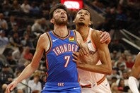 ドラフトはホルムグレン(左)の方が１年早いが、デビュー年は同じ２人。NBAカップ準決勝で今季初対決が見られるか。(C)Getty Images