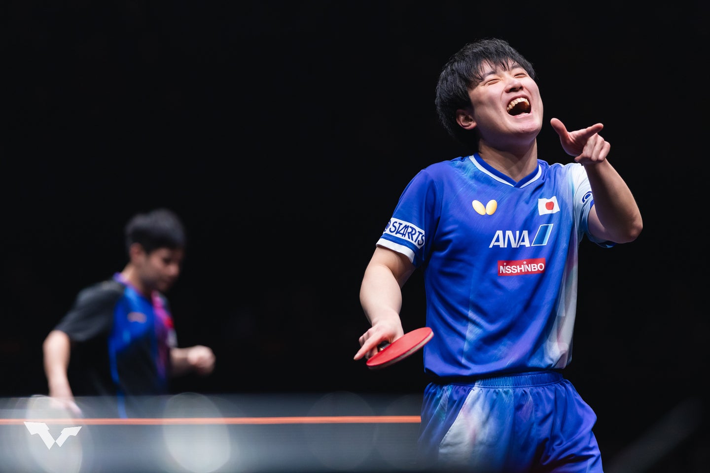 決勝進出を果たした張本（手前）。世界ランク２位の林詩棟（奥）は肩を落とした。(C)WTT