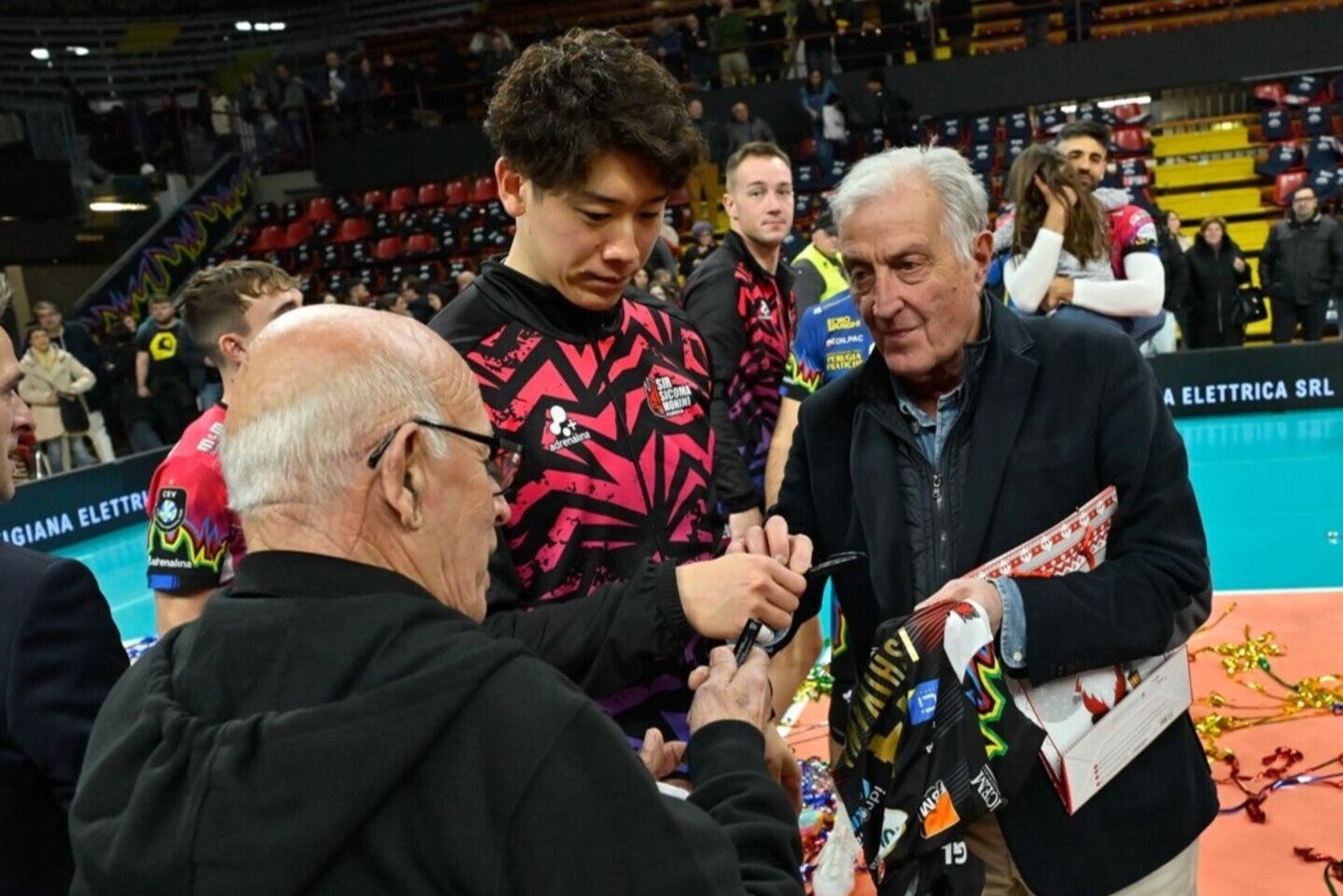 石川はコート上でサインに応じた。画像提供:Sir Susa Skai Perugia