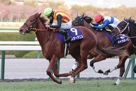 単勝２番人気のスターアニスが２歳女王に輝いた。写真：産経新聞社