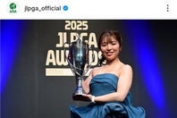 年間女王に輝いた佐久間朱莉。華やかな青いドレスで登壇した。写真はJLPGA公式インスタグラムのスクリーンショット。