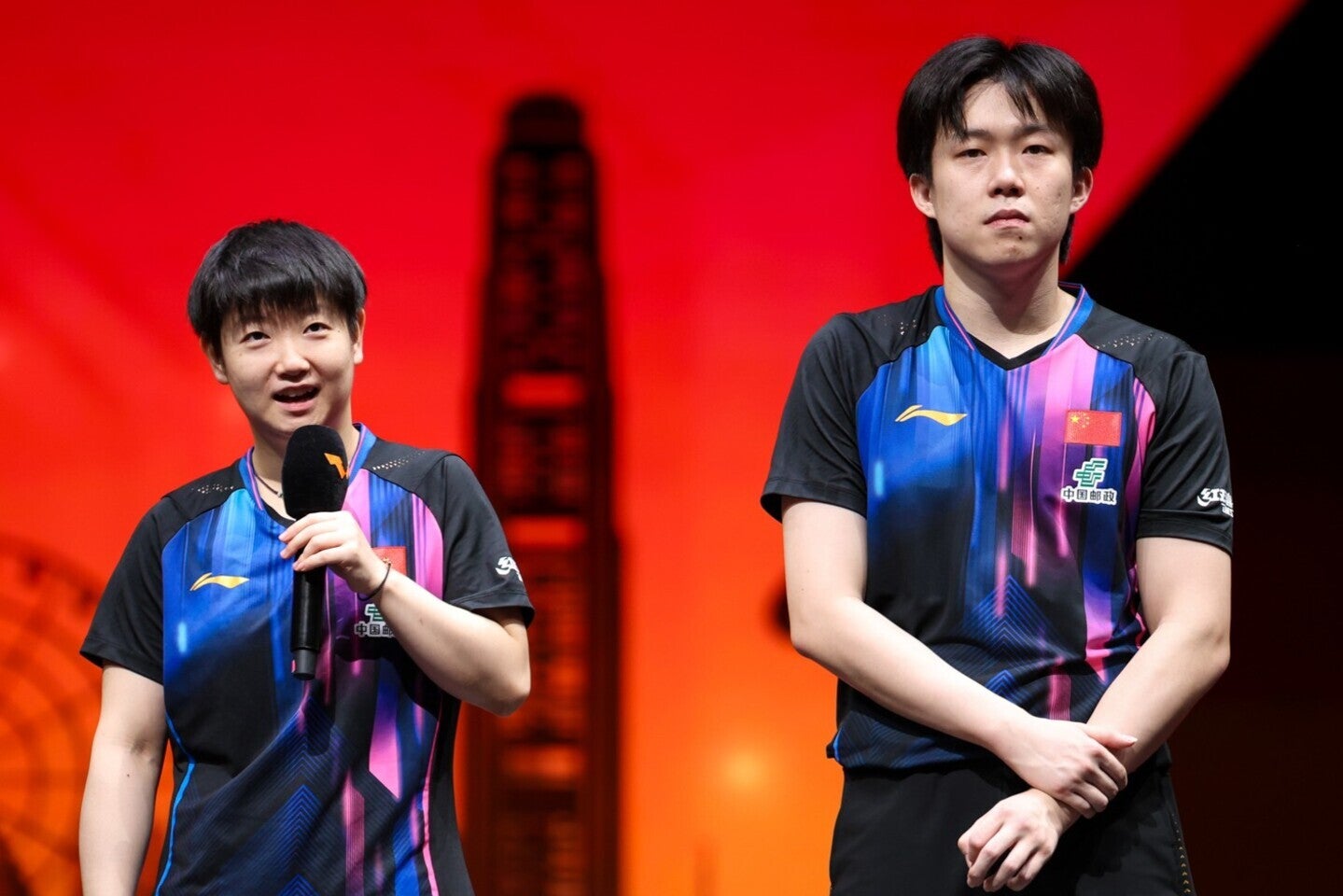 世界ランク１位の孫穎莎（左）と王楚欽（右）。(C)WTT