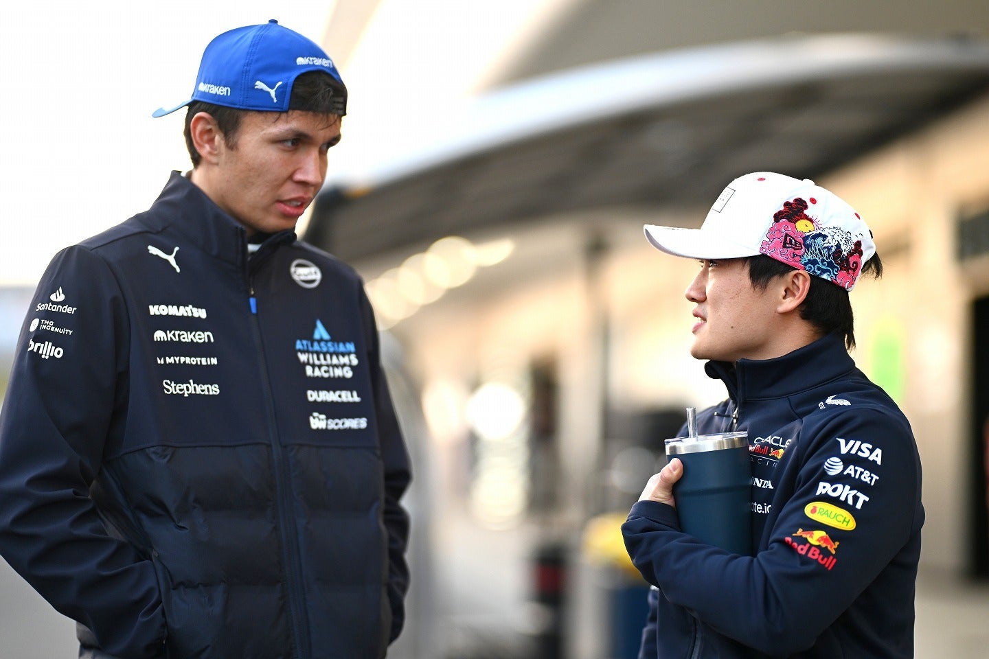 アルボン（左）は角田（右）のF1レギュラー復帰へポジティブな見通しを語った。(C) Getty Images