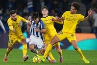 ジローナ戦で厳しいマークを受ける久保。不振が続く。(C)Getty Images