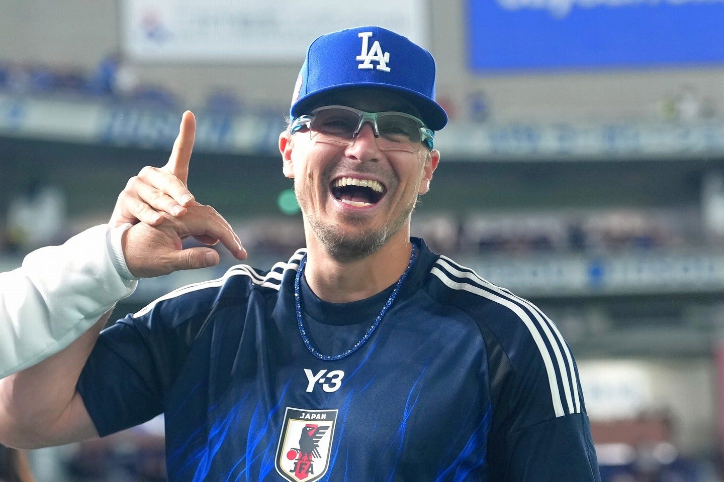 東京シリーズでは、サッカー日本代表のユニホームを着たドジャースのK・ヘルナンデス。(C)Getty Images