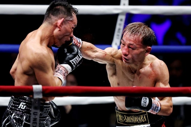 ドネア（左）と対戦し、互いに譲らない激しい打ち合いを制した堤（右）。写真：西村尚己/アフロスポーツ