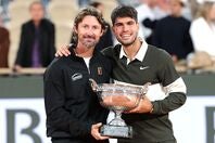 テニス界に衝撃を与えた世界１位アルカラス（右）と元王者フェレーロ氏（左）の師弟関係解消について、現地スペインでは契約上の問題があったと報じられている（写真は2025年全仏OP優勝時）。(C)Getty Images