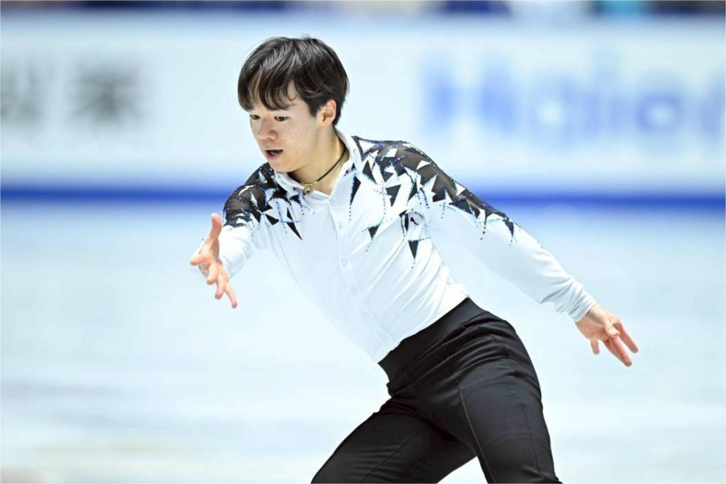 前回王者の鍵山。暫定ながらSP首位に立った。写真：金子拓弥（THE DIGEST写真部）