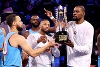 デュラント(右)はオールスターのディープスリー連発にご不満の様子？(C)Getty Images