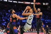 ニックスに敗れたNBAカップ決勝、ウェンバンヤマは「つらい出来事」を抱えて戦っていた。(C)Getty Images