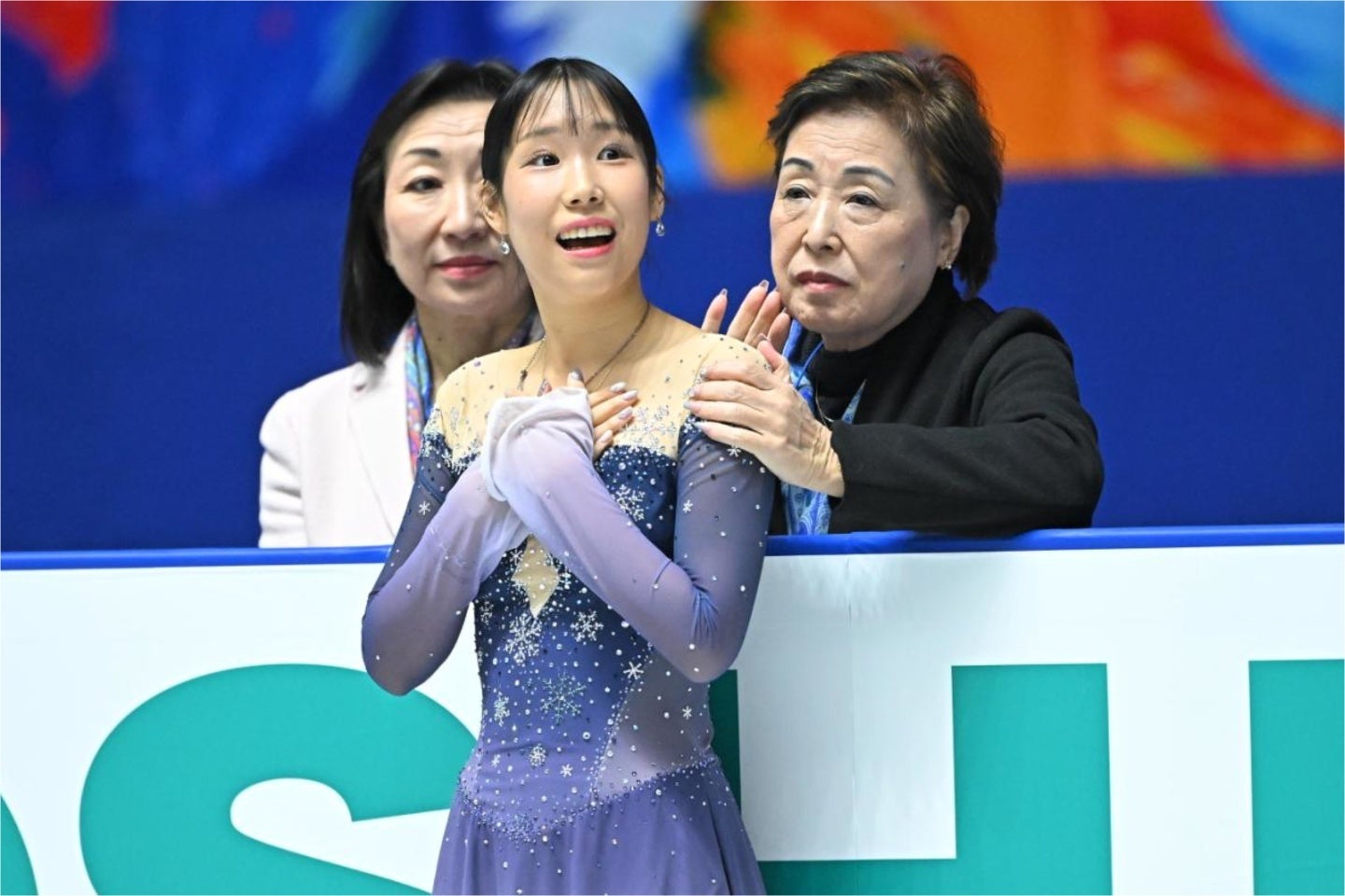 三原（手前）は中野コーチ（奥）にルーティーンである背中を叩いてもらい、SPの演技に臨んだ。写真：金子拓弥（THE DIGEST写真部）