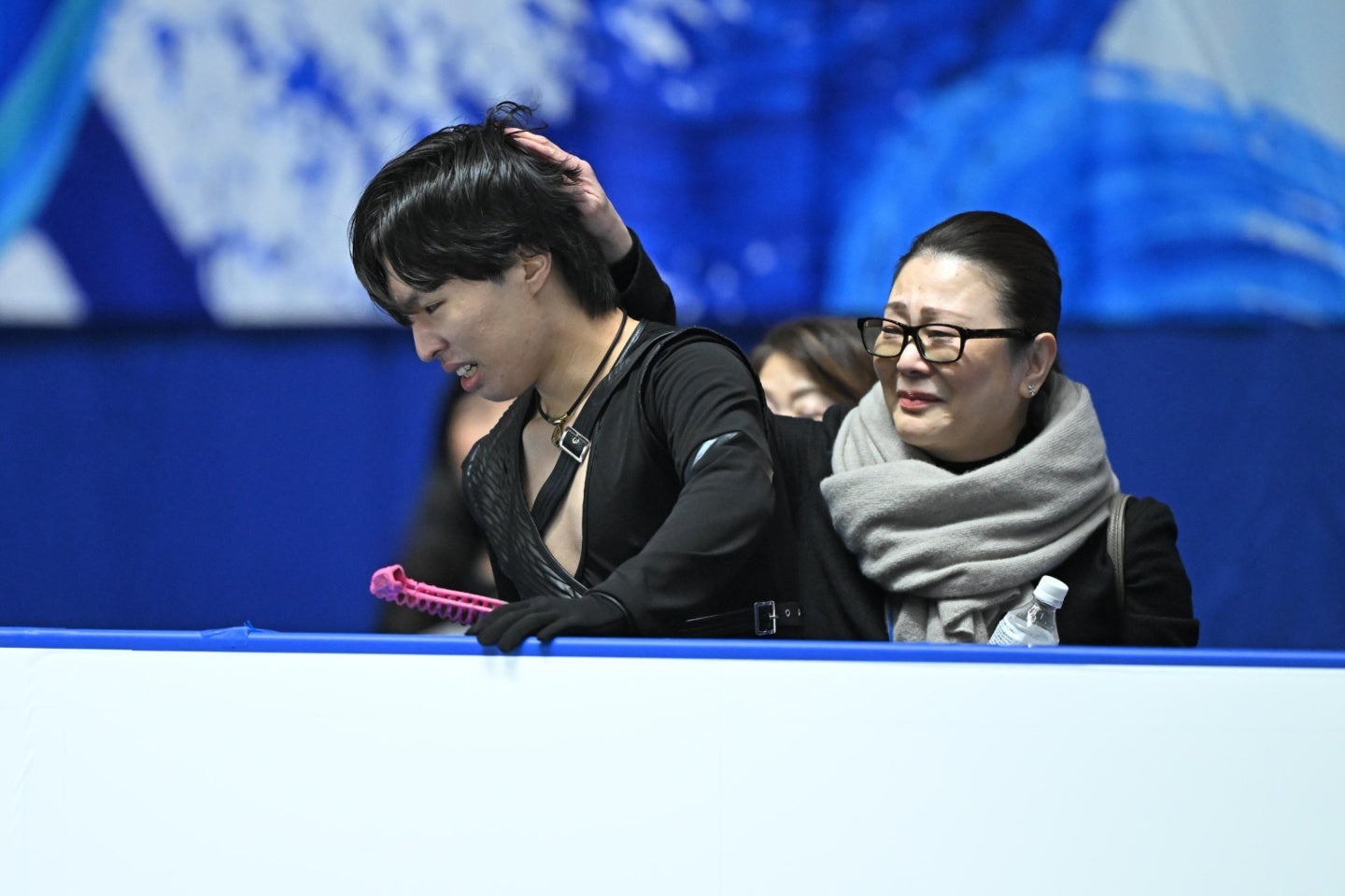 渾身の演技で２位につけた三浦。演技後は頭をなでられる。写真：金子拓弥（THE DIGEST写真部）