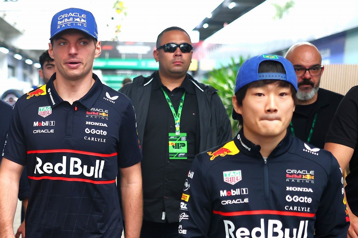 今季８勝、421ポイントを挙げてドライバーズタイトルまで２ポイントと迫ったフェルスタッペン（左）と33ポイント獲得に甘んじた角田（右）。(C) Getty Images