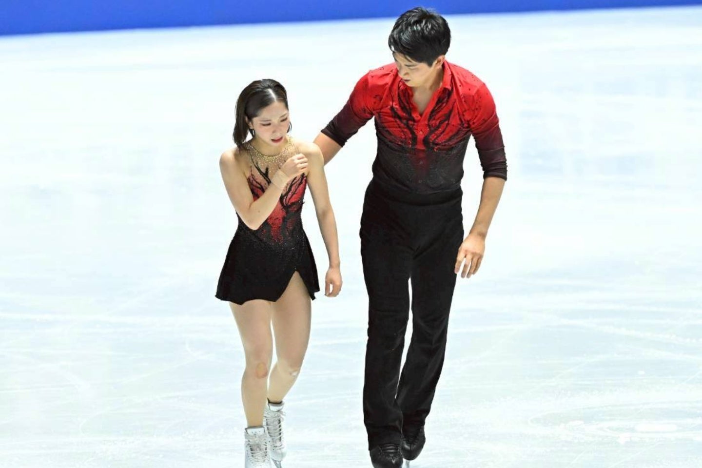 左肩を脱臼して押える三浦（左）を木原（右）は優しく支える。写真：金子拓弥（THE DIGEST写真部）