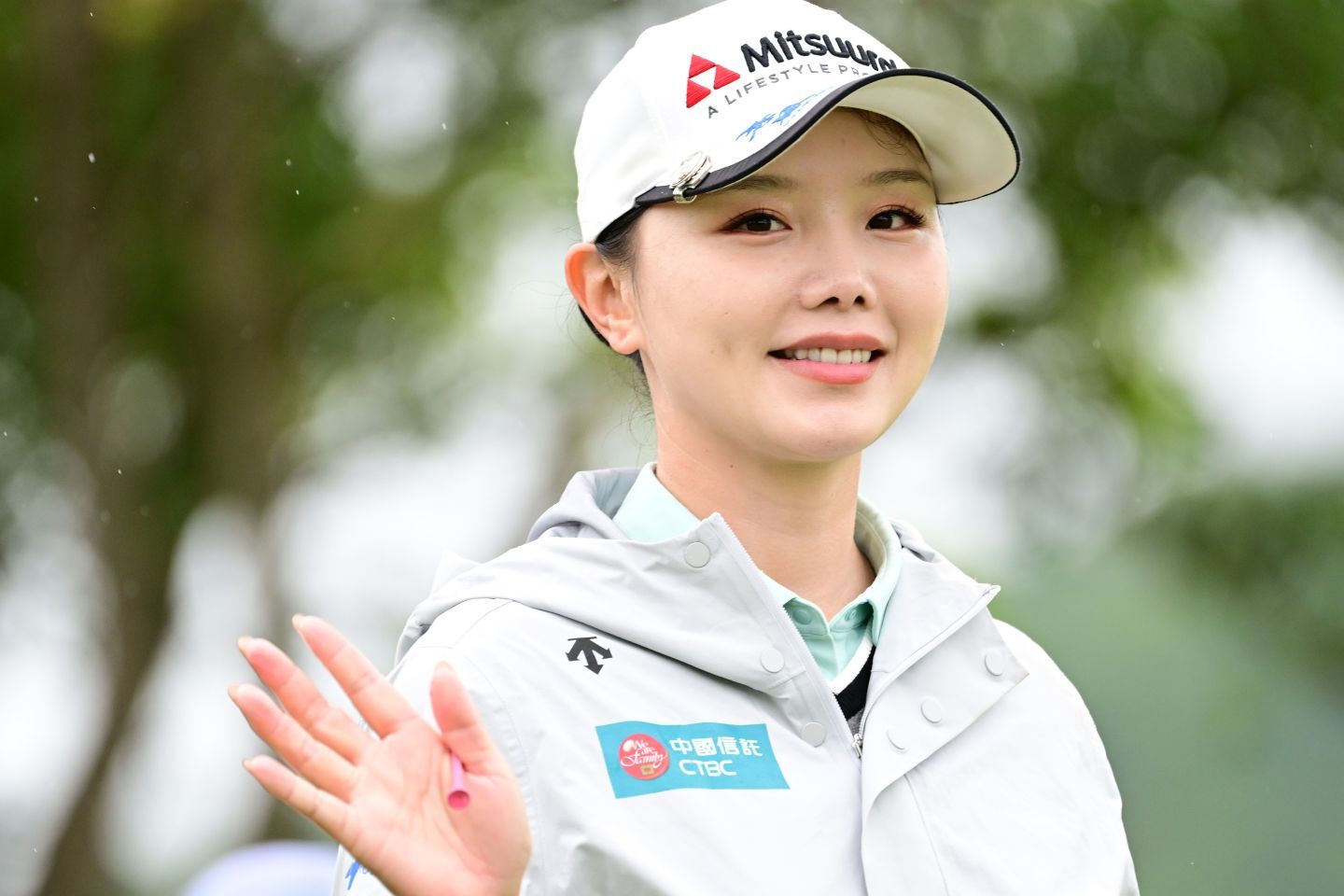 スポンサー訪問で工事現場に足を運んだセキ。可憐な作業着姿を披露した。(C)Getty Images