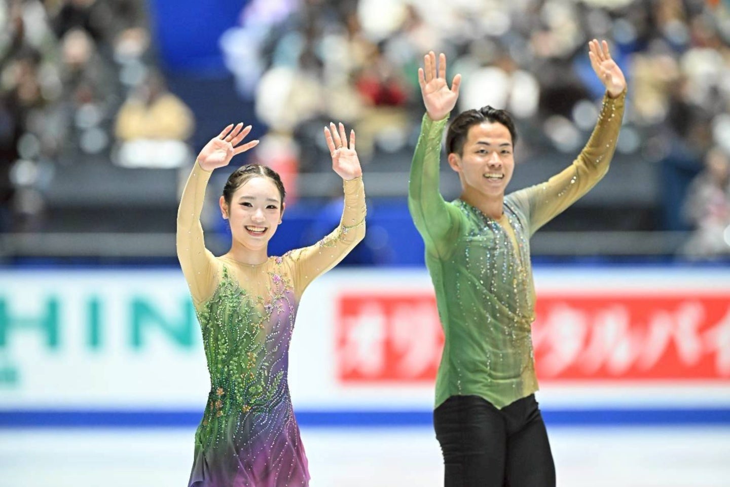 “ゆなすみ”こと長岡（左）と森田（右）は会場の歓声に笑顔で応える。写真：金子拓弥（THE DIGEST写真部）