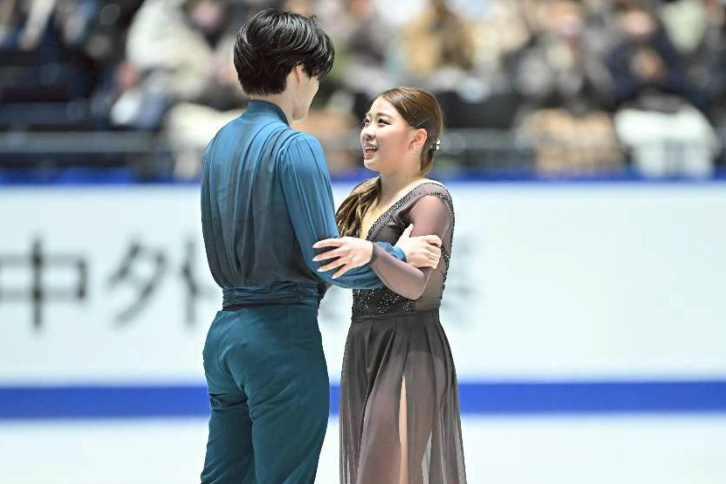 演技直後。紀平（右）に優しく声をかける西山（左）。写真：金子拓弥（THE DIGEST写真部）