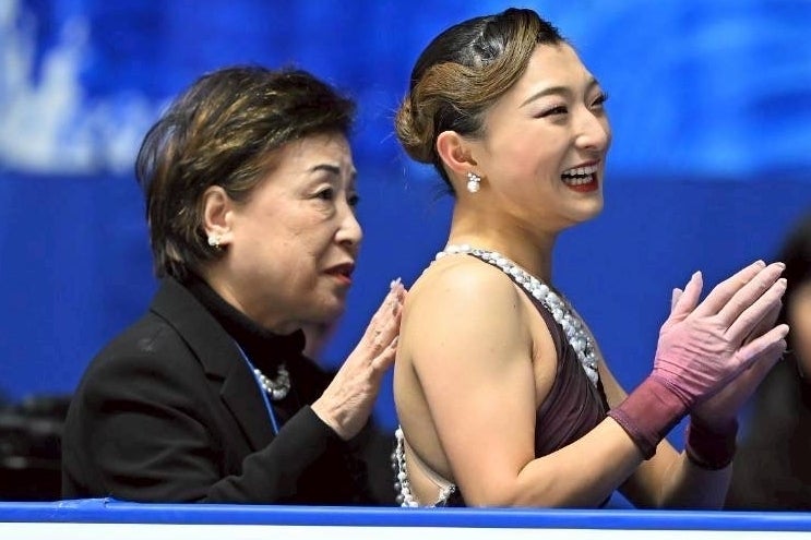 全日本フィギュアで今季世界最高をマークして５連覇した坂本（右）と中野コーチ（左）。写真：金子拓弥（THE DIGEST写真部）