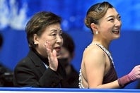 全日本フィギュアを５連覇した坂本（右）を労う中野園子コーチ（左）。写真：金子拓弥（THE DIGEST写真部）