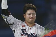 2022年には５打席連続ホームランの離れ業もやってのけた。村上がいよいよメジャーへ。写真：滝川敏之