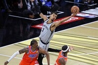 圧倒的なリーチを武器にブロックを量産するウェンバンヤマ。今季は残り54試合、連続記録の歴代１位浮上を視野に入れる。(C)Getty Images