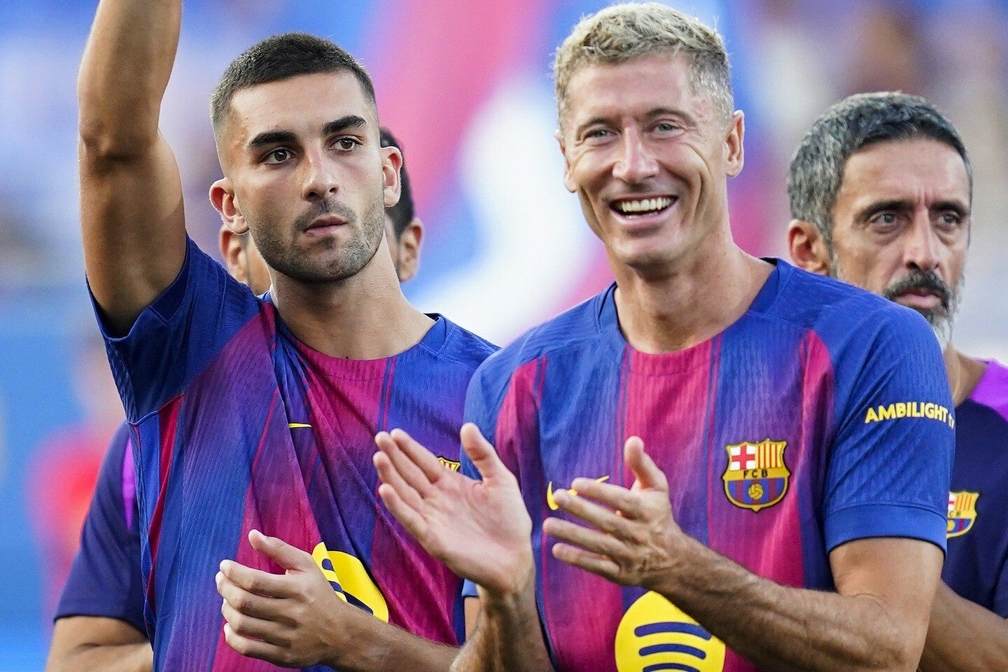 バルサは前線を補強するのか、それとも38歳になるレバンドフスキ（右）に頼り続けるのか。好調フェラン（左）の動向からも目が離せない。（C)Getty Images