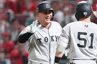 外薗さんと入籍した砂川リチャード（中央）。証人は同郷の大先輩が書いた。写真：産経新聞社