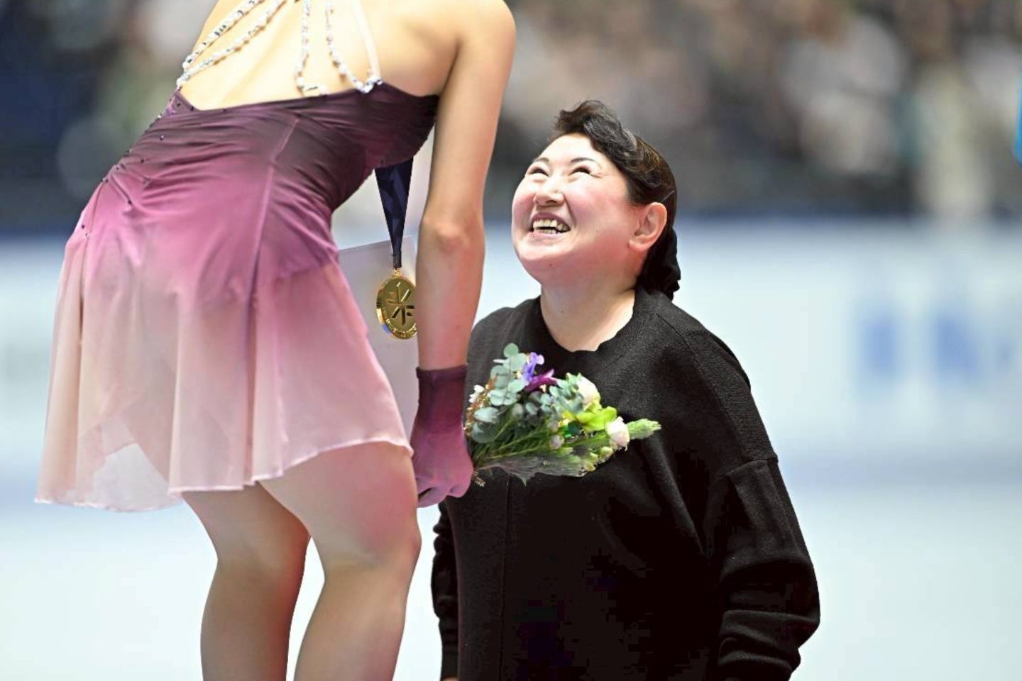 全日本の表彰式プレゼンターを務めた伊藤みどり（奥）。写真：金子拓弥（THE DIGEST写真部）