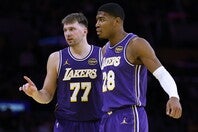 サンズ戦は八村（右）、ドンチッチ（左）とも欠場することが決定した。(C)Getty Images