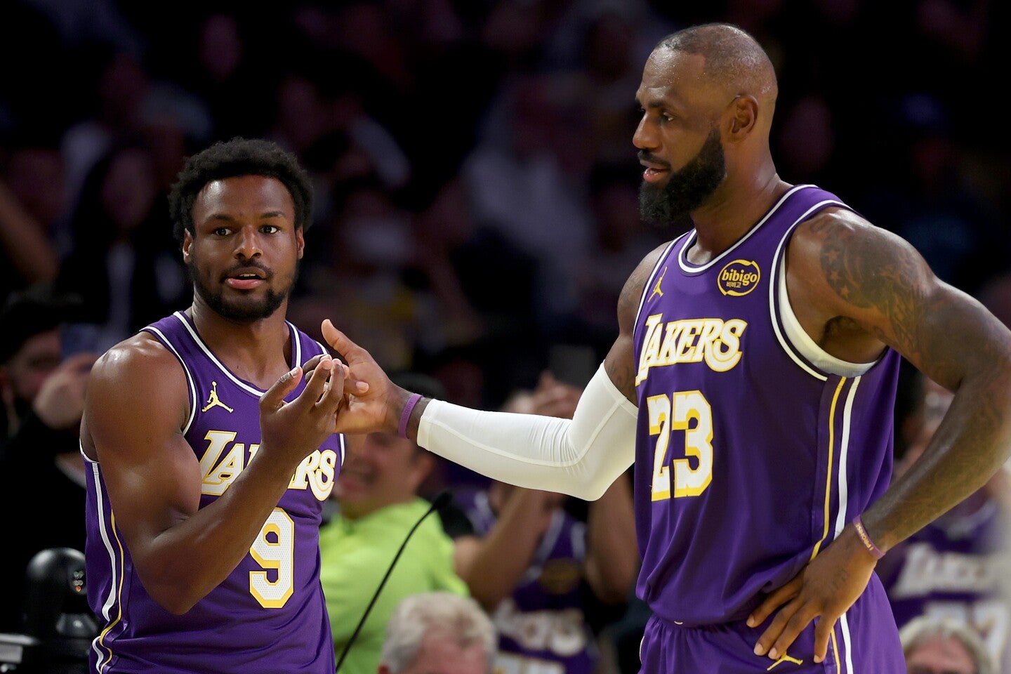 ブロニー(左)にとってクリスマスは、父レブロン(右)が試合で戦っているのが当たり前だった。(C)Getty Images