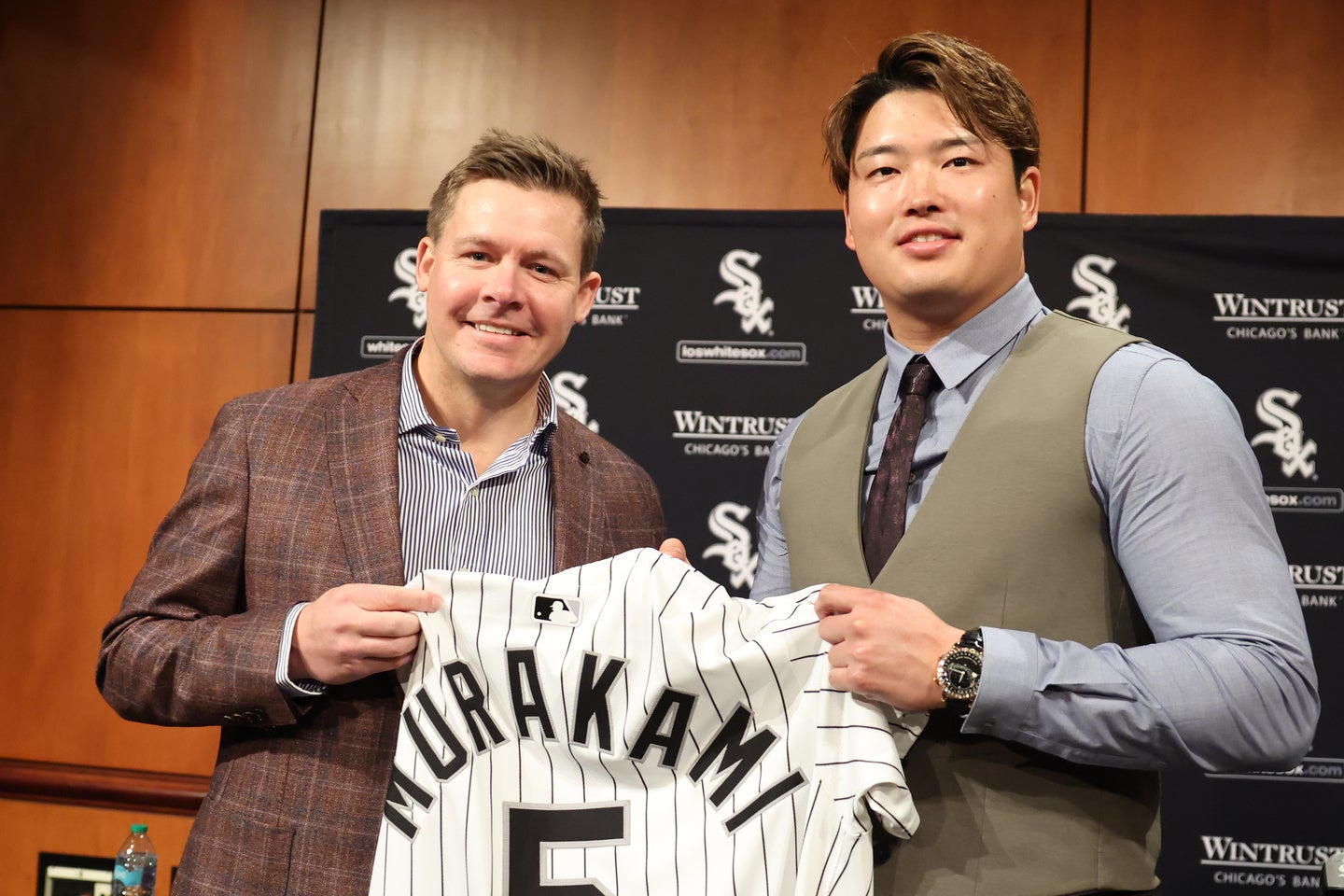 シカゴ・ホワイトソックスに入団した村上宗隆（右）とゲッツGM（左）。(C)Getty Images