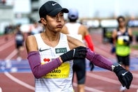 現地12月７日に３度目のマラソン日本最高記録を達成した大迫が、前記録保持者である鈴木とのほほえましいショットを公開した。写真：西本武司/アフロ