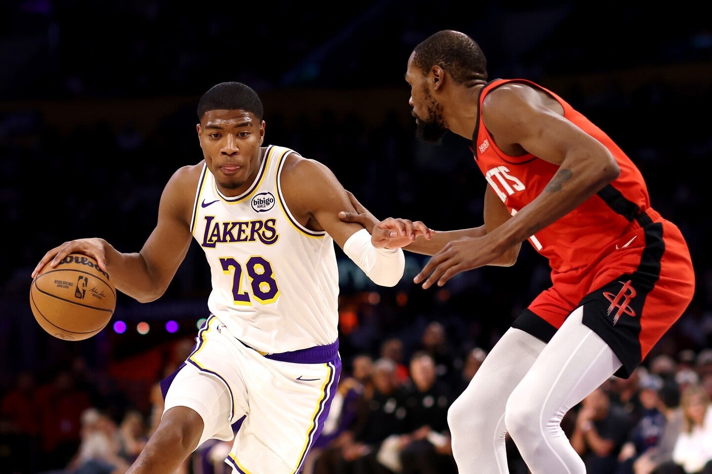 デュラント(右)と対峙するなど先発の一角としてコートに立った八村だが、見せ場は限られた。(C)Getty Images