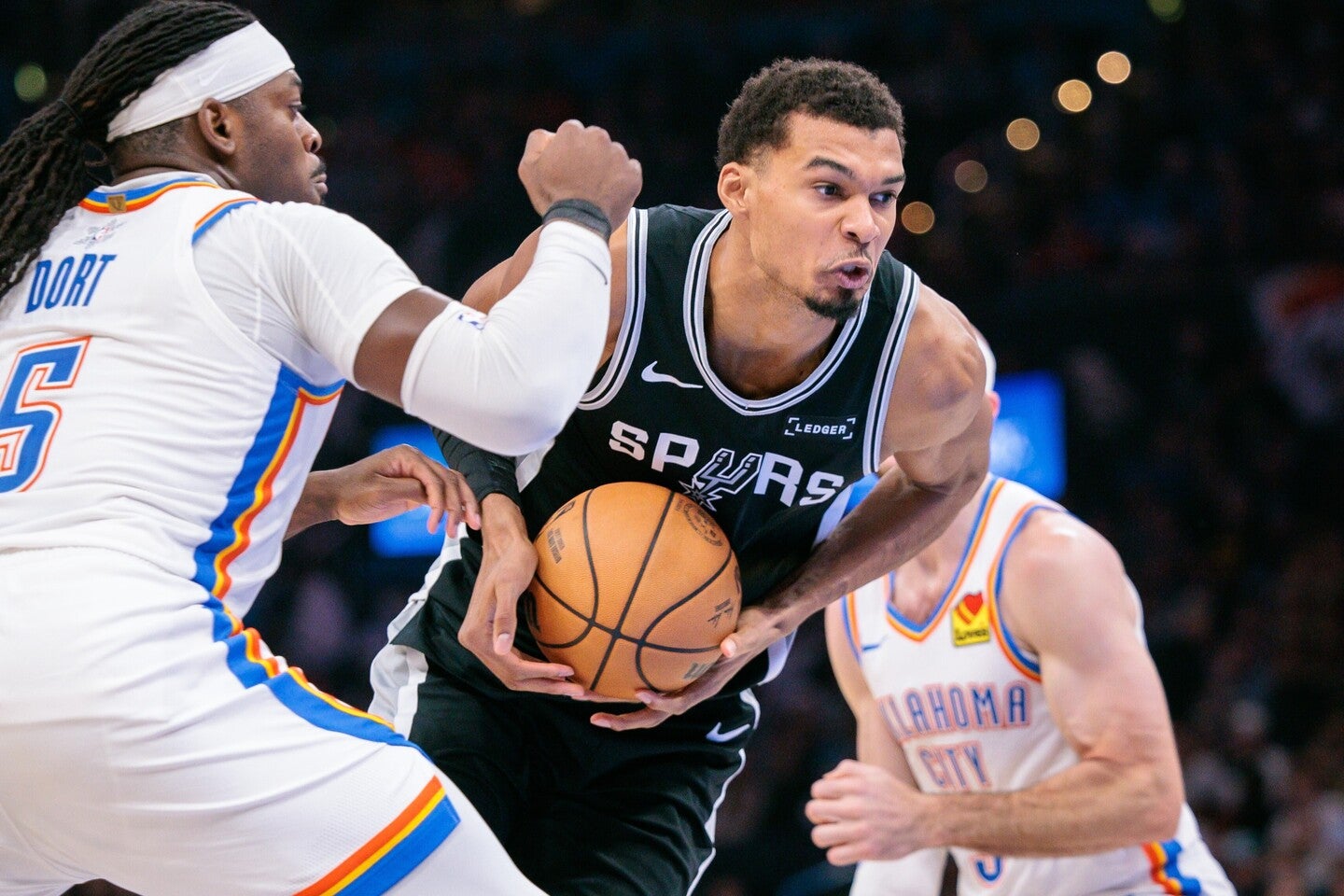 21歳のウェンバンヤマら若手中心に勢いに乗るスパーズが、王者サンダーから３連勝を飾った。(C)Getty Images