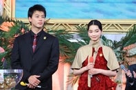 28日に開催される有馬記念。公開枠順抽選会に登場した竹内涼真（左）と見上愛。写真：産経新聞社