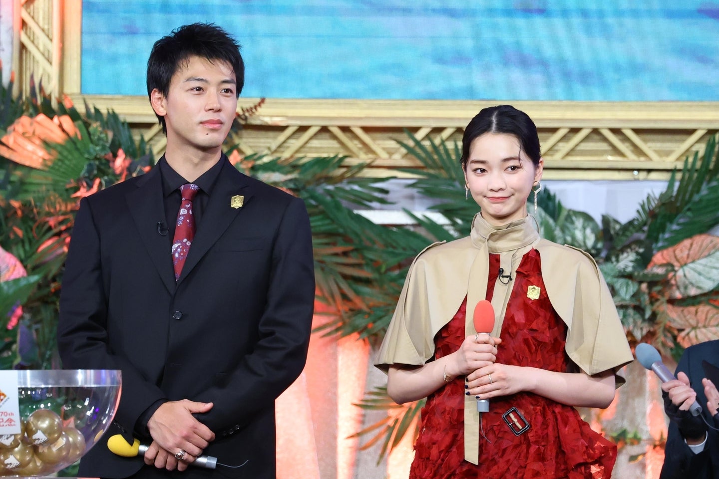 28日に開催される有馬記念。公開枠順抽選会に登場した竹内涼真（左）と見上愛。写真：産経新聞社