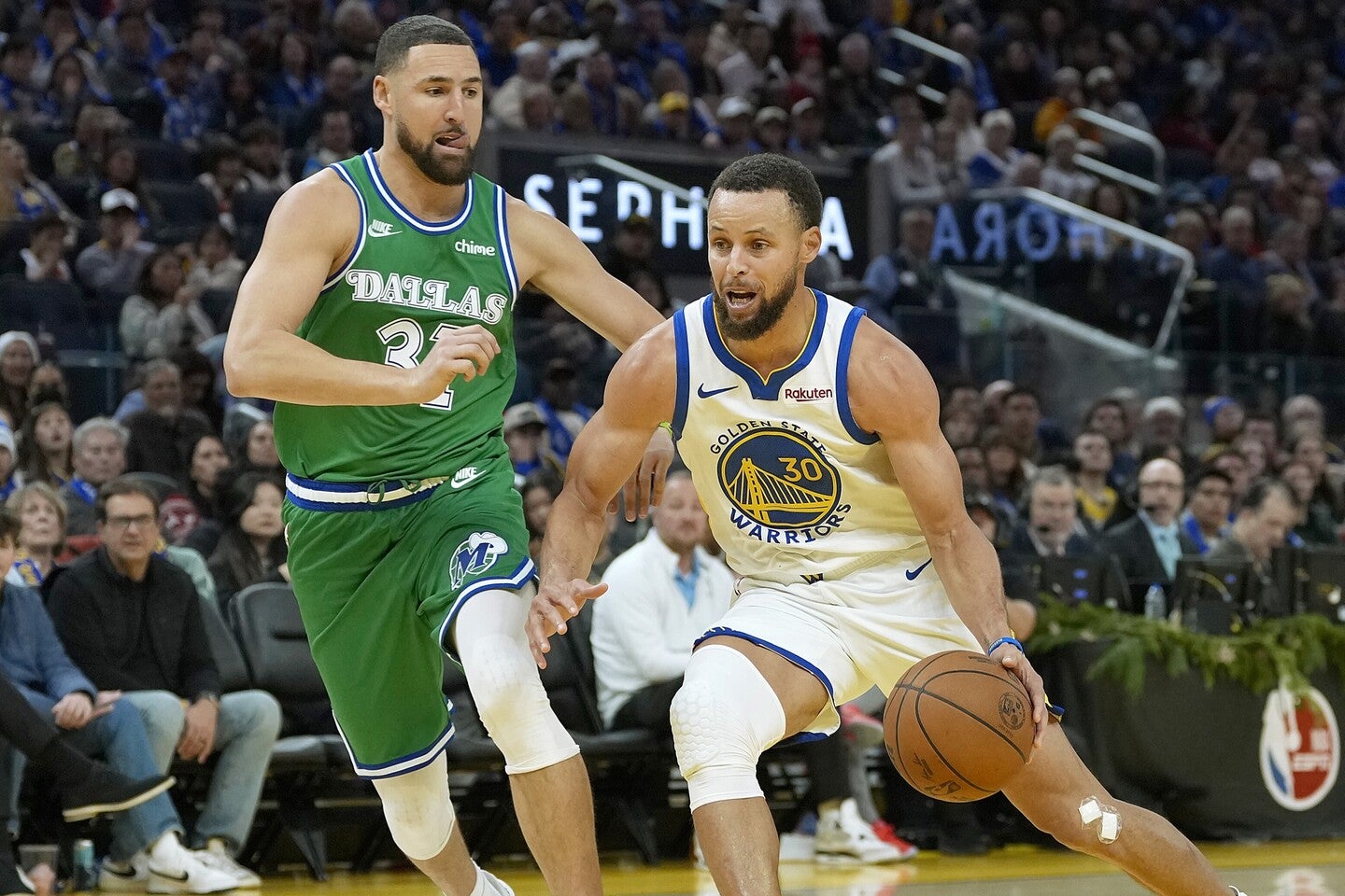 カリー(右)が元相棒トンプソン(左)への特別な思いを語った。(C)Getty Images