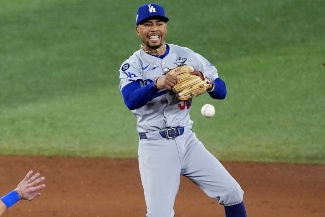 25年はショートで活躍したベッツ。14年のMLBデビュー後から結果を残してきたが、その前にはバスケットボールをするための大学進学を考えていたという。(C)Getty Images