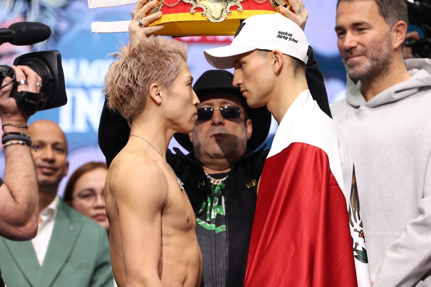 井上（左）とピカソ（右）は壇上で睨み合った。(C)Getty Images