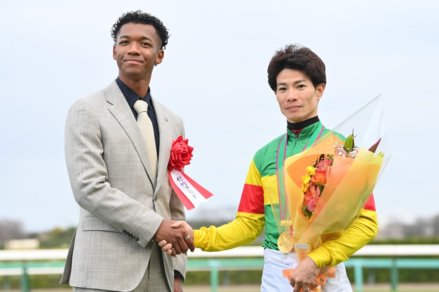 J・GⅠ中山大障害の表彰式プレゼンターとして登壇した村竹ラシッド。右は草野太郎騎手。写真：産経新聞社