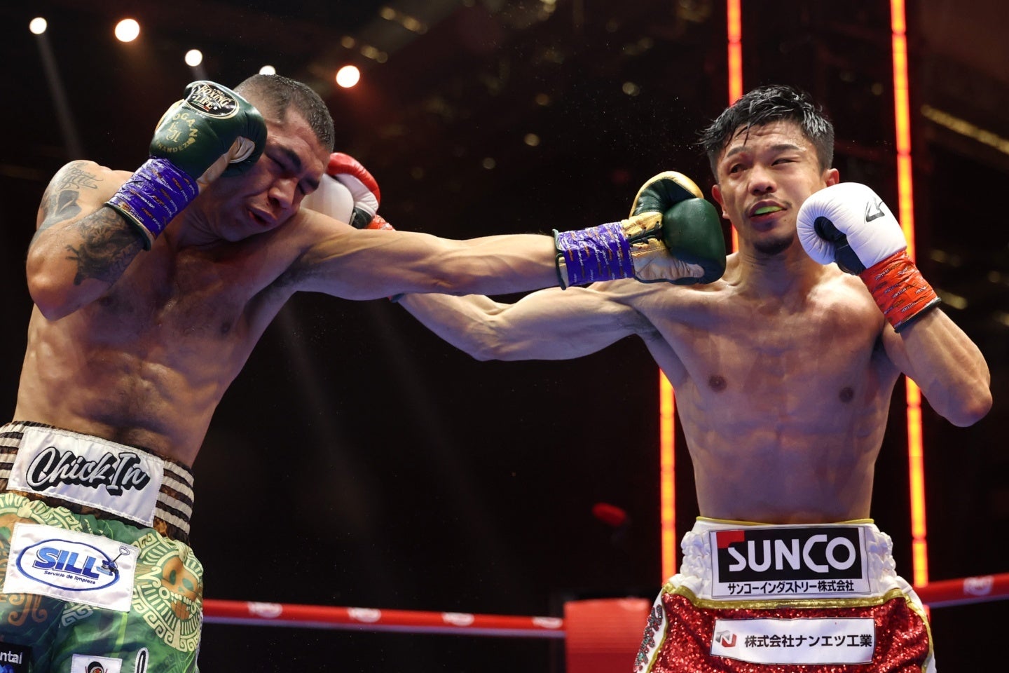 中谷（右）はSバンタム級初戦に臨んだ。(C)Getty Images