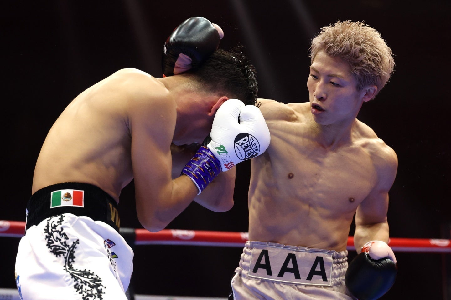 井上（右）はピカソ（左）から勝利を収め、６度目の王座防衛に成功した。(C)Getty Images