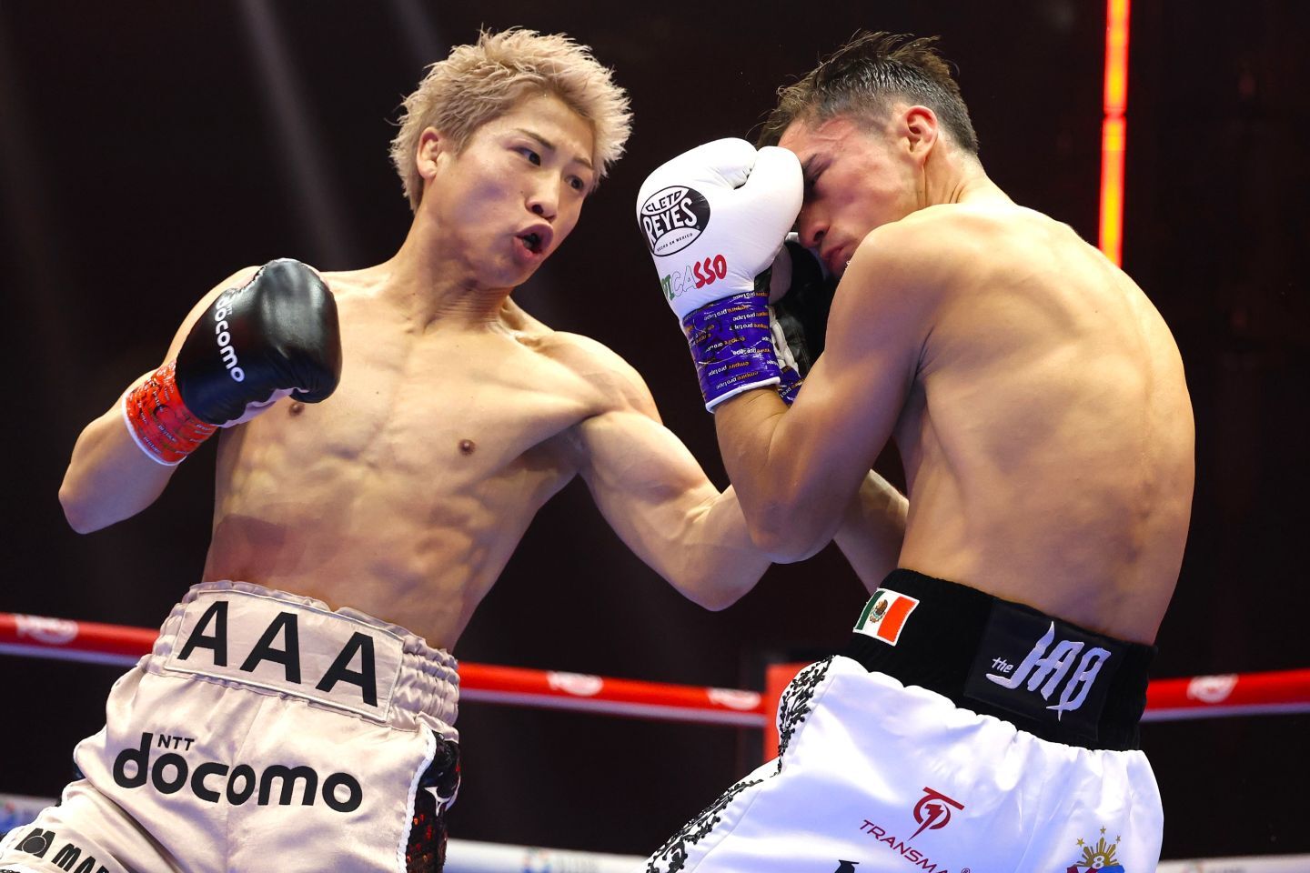 ピカソ（右）に攻め込む井上（左）。中東の地で判定勝ちを収め、無傷の32連勝を達成した。(C)Getty Images