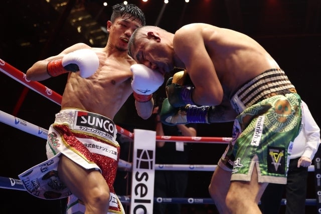 初のスーバーバンタム級の試合で判定勝ちした中谷（左）。ただ際どい勝負になり、内山氏の採点では２ポイント負けだったという。(C)Getty Images