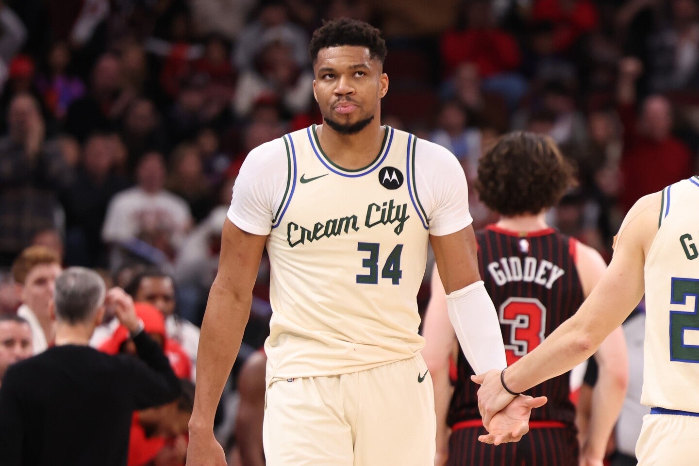 ヤニスが不文律を破ったことで、バックスーブルズ間で乱闘が発生した。(C)Getty Images