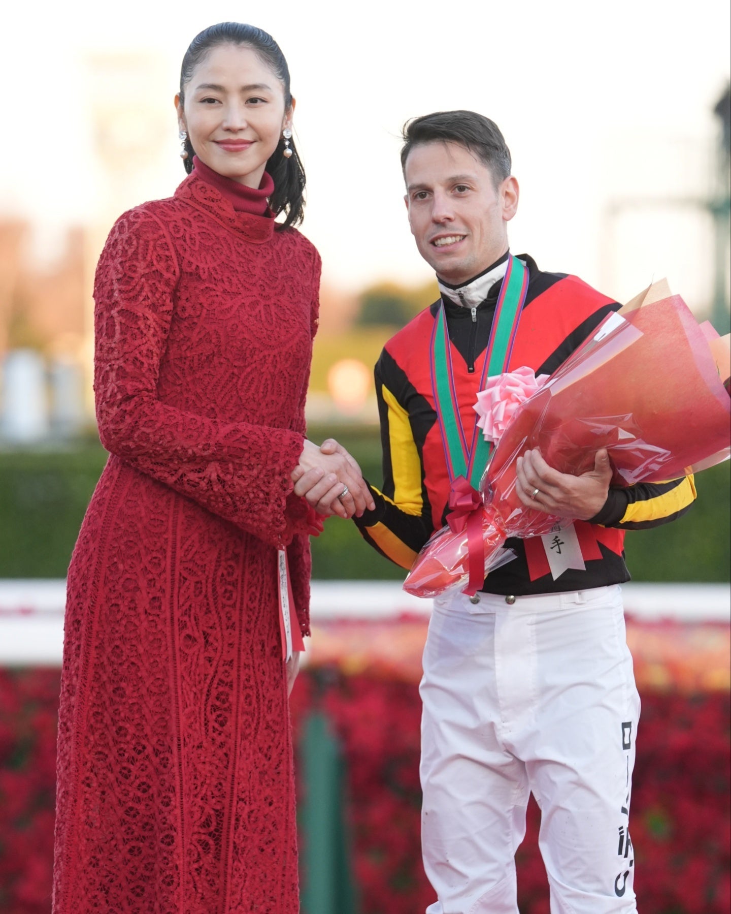 有馬記念の表彰式プレゼンターを務めた俳優の長澤まさみ。右はC・デムーロ騎手。写真：産経新聞社