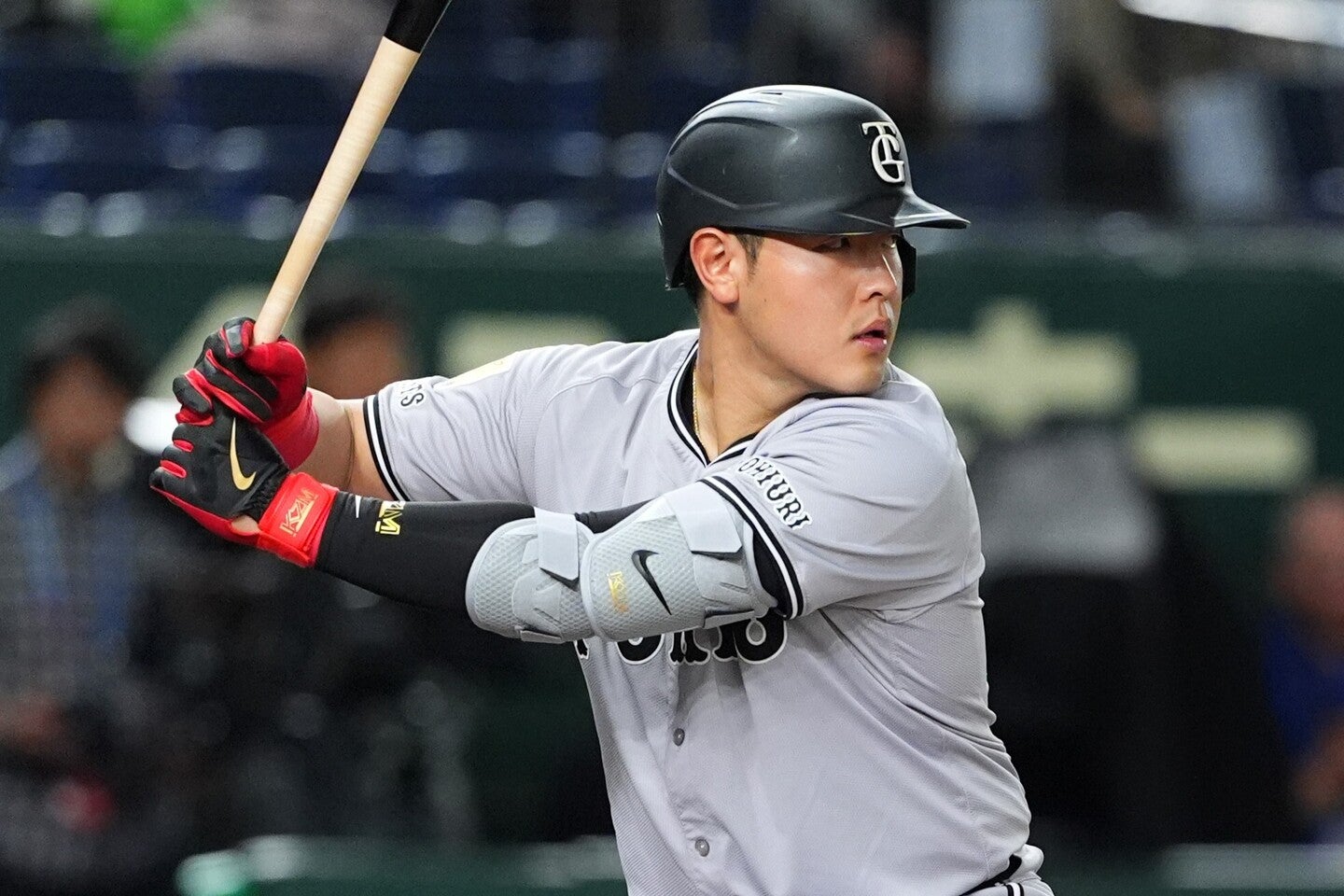 ポスティングシステムでメジャー移籍を目指す岡本。(C) Getty Images