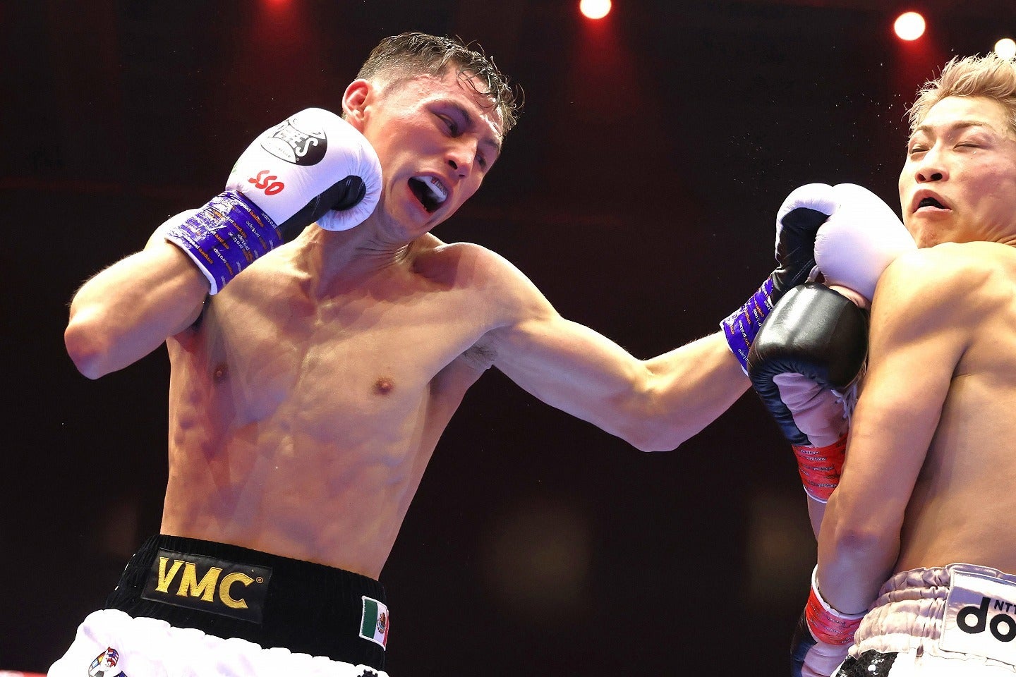 井上（右）と12ラウンドを戦ったピカソ（左）。(C)Getty Images