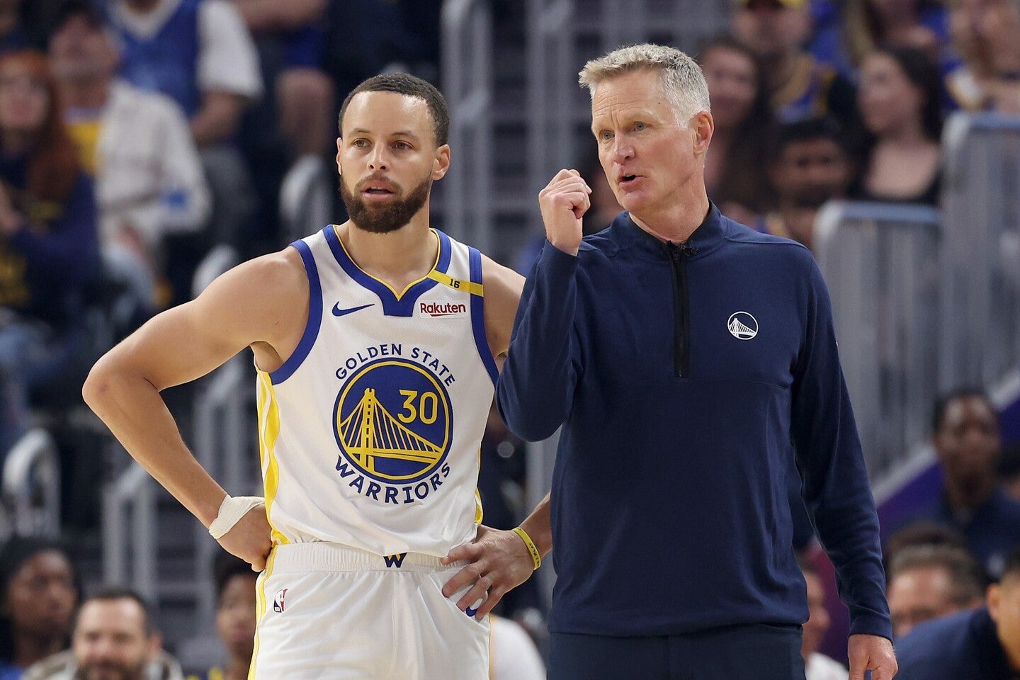 カーHC(右)が「誰も近づけていない」と語ったカリー(左)の異次元シーズンとは。(C)Getty Images